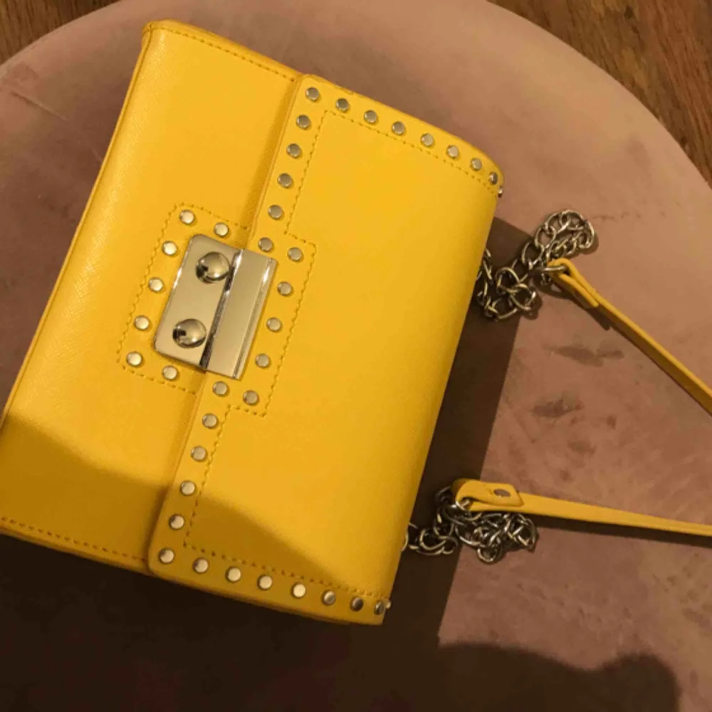 Fin gul liten handväska från Zara.. Väskor.