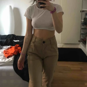  - Byxor som jag köpte här på plick men säljer igen för jag knappt använder dom! Superfina på dock och väldigt sköna! Frakt tillkommer 🤗💓