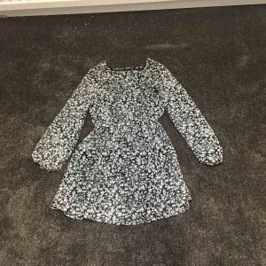  - En blommig klänning! Köparen betalar frakten :) betalas med swish