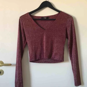  - Superfin rödglittrig topp som räcker ner till naveln!