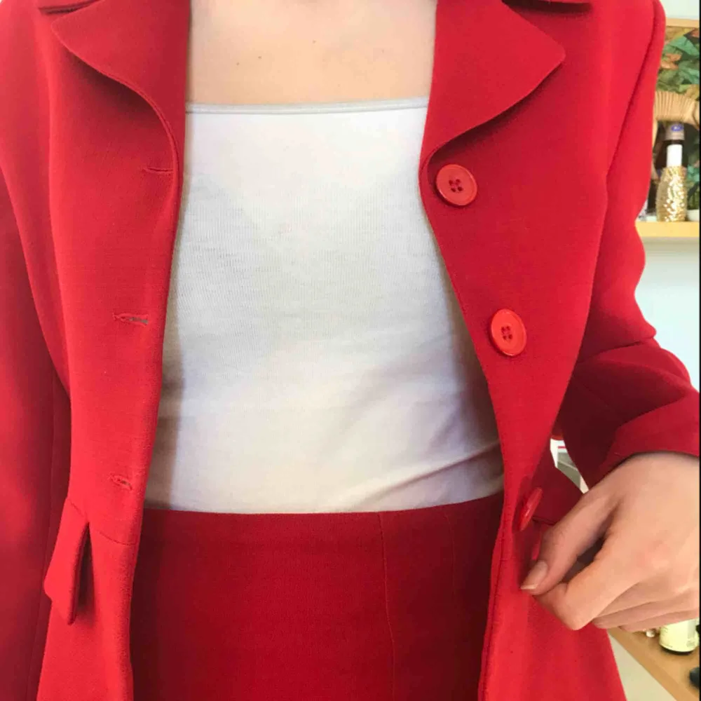 Ett supersnyggt rött kostymset från Claude Zana som jag köpte i en vintagebutik i Paris. Kavajen och kjolen är i jättebra kvalité, inget slitage och jag själv har aldrig använt den. Priser kan diskuteras och den säljs till den som budar högst!💘. Kostymer.