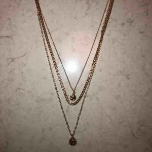 - Tre halsband i ett. Guldigt. Ej använt.