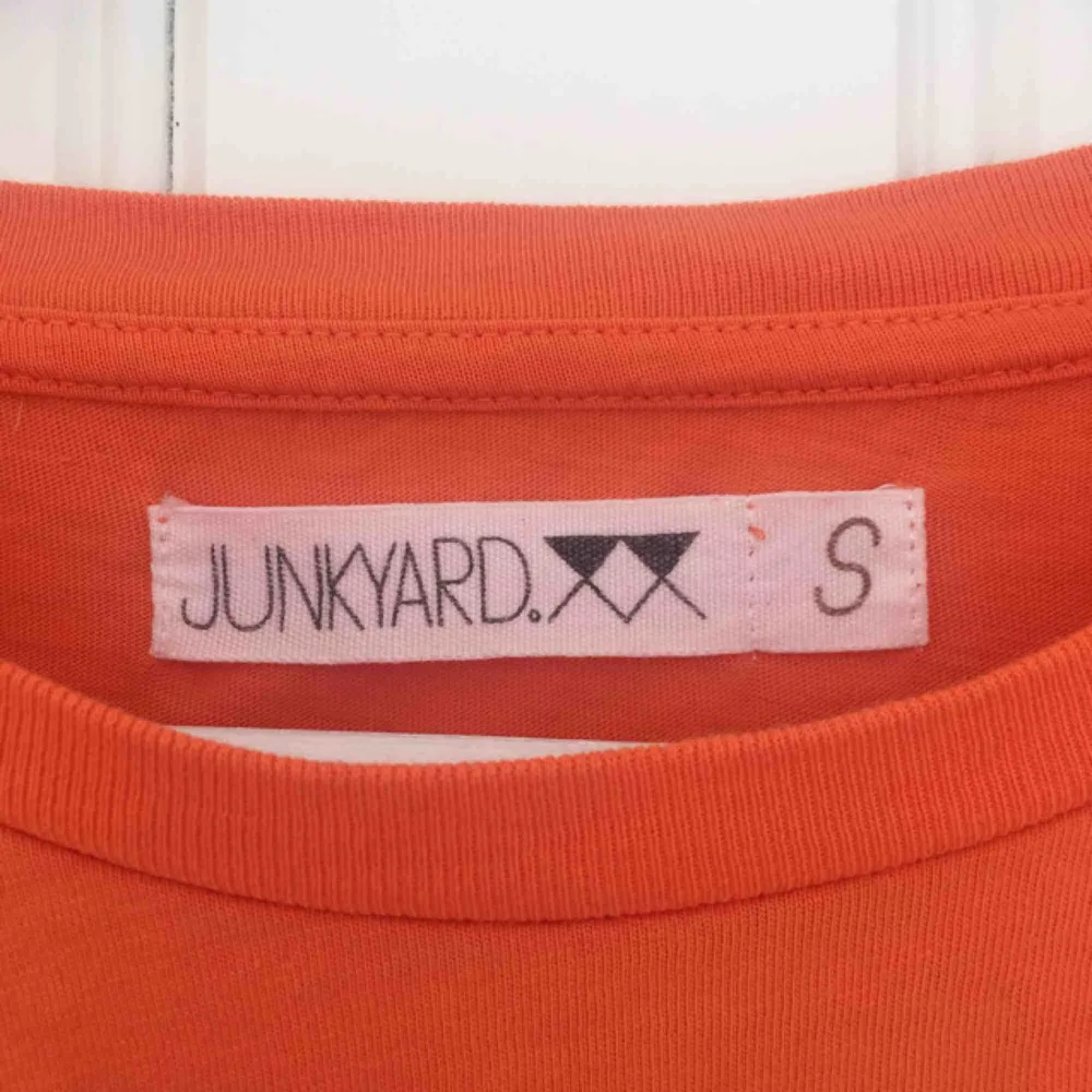 Jättefin tröja från Junkyard :)                              Sparsamt använd och i fint skick . Tröjor & Koftor.