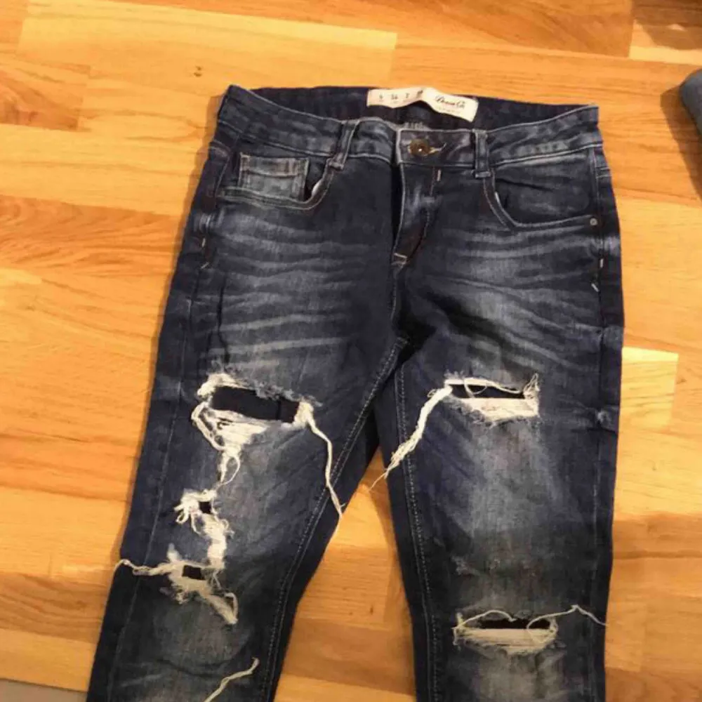 Slitna jeans, använda få gånger. . Jeans & Byxor.