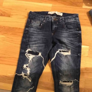  - Slitna jeans, använda få gånger. 