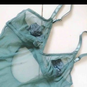  - En ur snygg body för sommaren med 🌸🌸över brösten. För mer bilder på plagget va inte blyg och dm right away🤙 Köparen står för frakt som ligger på 15kr för det här plagget) Jag tar swish🌿