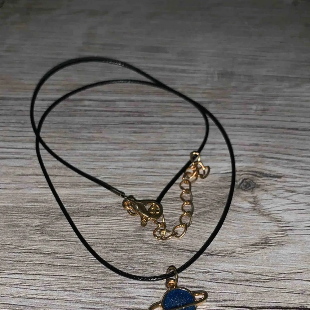 Fint halsband med blå Saturnus på läderband:). Accessoarer.