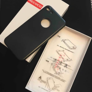  - Det är ett helt nytt och oanvänt svart skal som fungerar för både iPhone 8 samt 7 tror jag. Har personligen en 7 Plus så vet inte och det är därför jag säljer denna! Finns även ett i rosa. Kommer med skal och skärmskydd