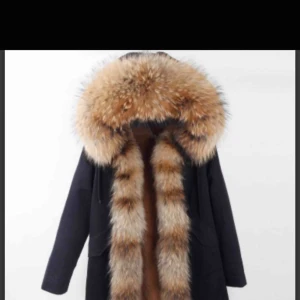  - Säljer min parka jacka i storlek S, inköp för 2 månader sen. Använd ca 2/3 gånger - Väldigt noggrant omhändertagen - så inga skador på den! Jättestor pälskrage, päls på sidorna och även päls i luvan & i själva jackan.  Nypris 3349. 