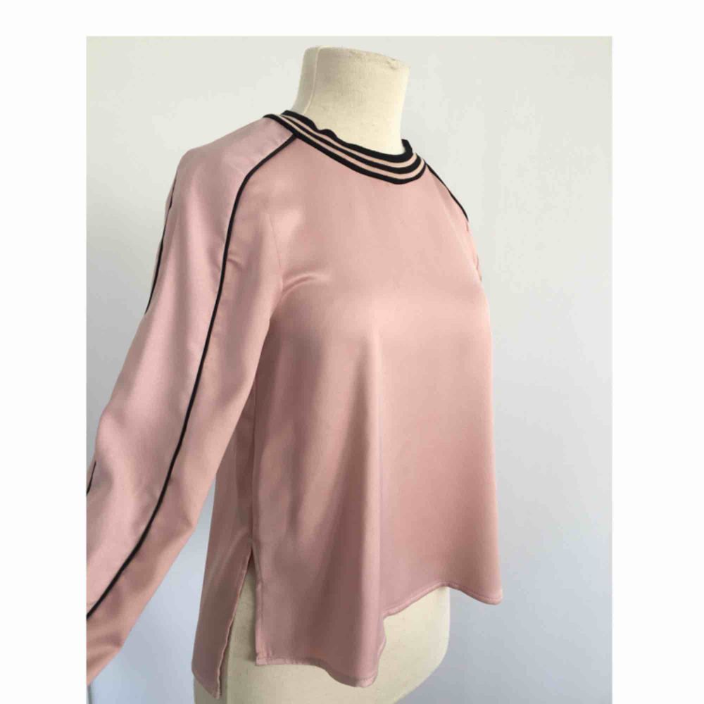 Långärmad topp med dekorativa sömmar. Märke: River Island. Storlek: 32 Skick: Mycket gott. Använd endast en gång. Pris: 150 kronor eller bud. Frakt: Betalas av köparen.. Toppar.