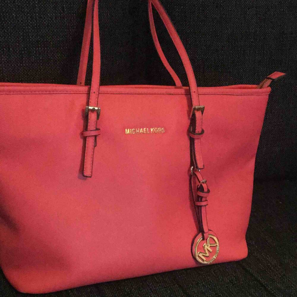 Det är en rosa mk väska  42 cm bred 26 cm hög Använt några gånger 😊. Väskor.