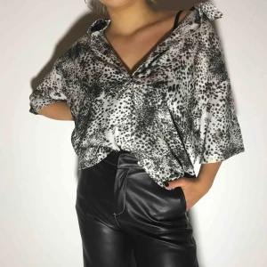  - Snygg spräcklig blus/ tunn skjorta ifrån junkyard i storlek M. 