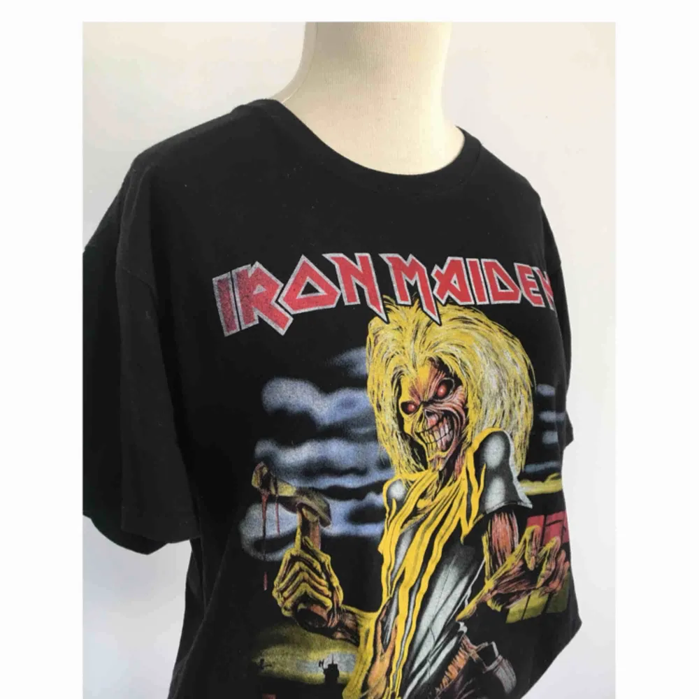 Vintage t-shirt med Iron Maiden-tryck.  Märke: Vintage. Storlek: M/L. Skick: Mycket gott. Aldrig använd. Pris: 200 kronor eller bud. Frakt: Betalas sv köparen. . T-shirts.