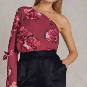  - Sparsamt använd topp från nakd. Nypris 399.  Kan mötas upp i centrala Stockholm eller så kan detta skickas. Köparen står för frakten