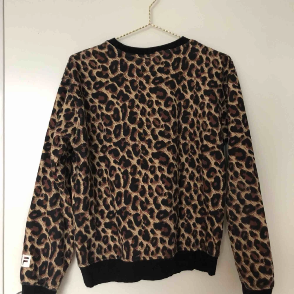 En leopard tröja från Fila! 🖤🐆 Köparen står för frakten!  . Hoodies.