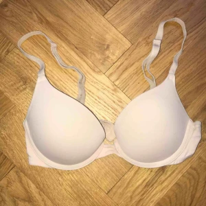  - Sliten beige push-up bh från pink! Storleken är 32B vilket motsvarar 70B Används inte o säljer därför, kan gå med på lägre pris pga dåligt skick🥰 köpare står för frakt!