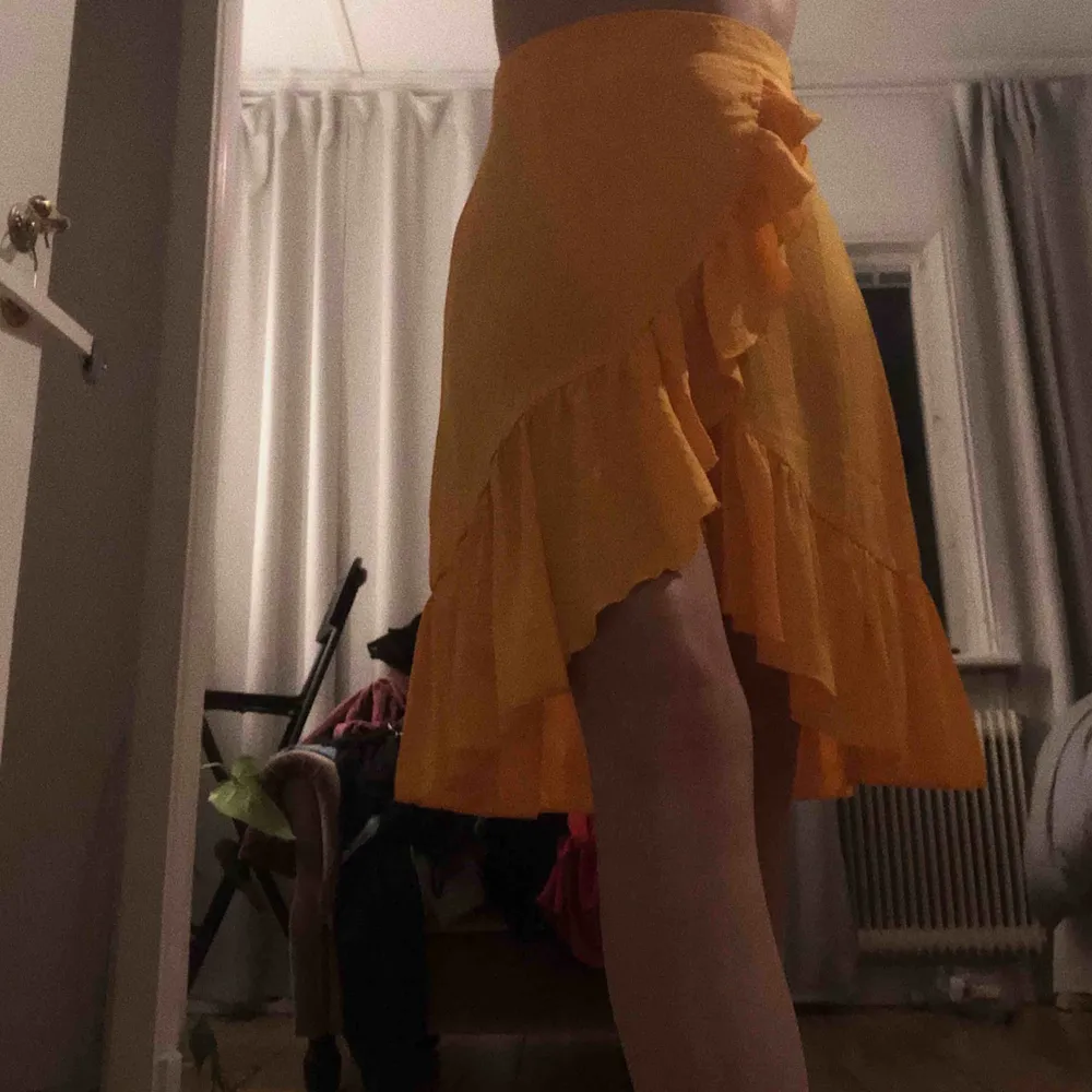 Snygg kjol från nakd som är gul/orange. Använd 1 gång. Frakt ingår. Kjolar.