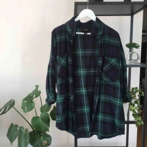  - Stor och härlig skjorta, ärmarna är upprullade på bild men går att tas ner! Har du möjlighet att ses i Stockholm innerstad har du förtur 🌟