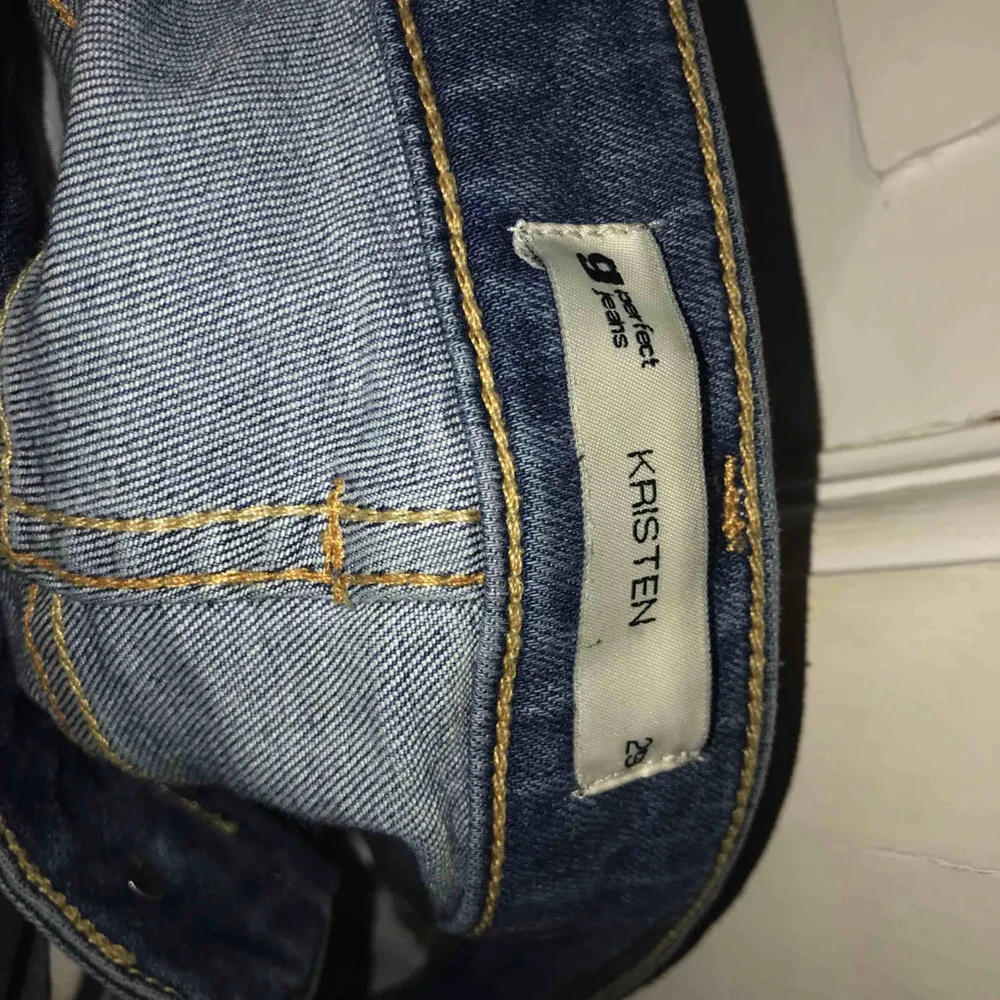 Snygga slitna jeans🔆 100kr och köparen står för frakten🔅. Jeans & Byxor.