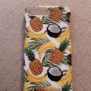  - Jag säljer detta skal för jag ska byta mobil, detta skalet passar iPhone 7 Plus och iPhone 8 Plus. Det negativa är att det är en spricka i skalet men om man inte rör det så syns det inte. 