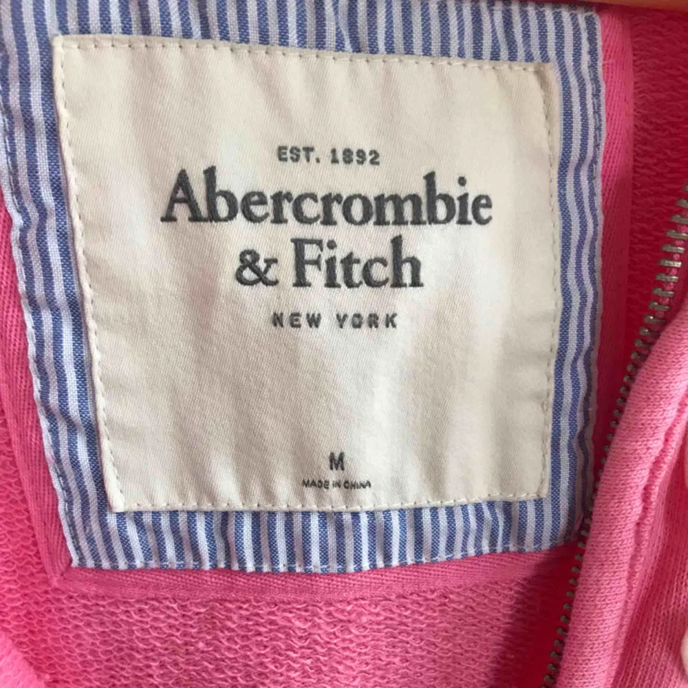 Oanvänd rosa hoodie från Abercrombie & Fitch! Storlek M, men motsvarar en S. Frakten på 54 kronor är redan inräknad i priset ovan💕. Tröjor & Koftor.