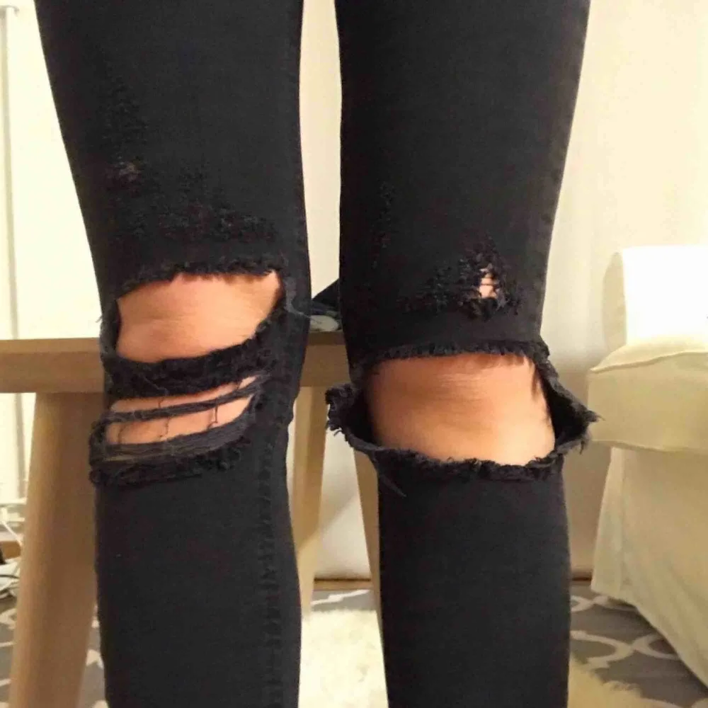 Grå-svarta jeans med slitning i strl 34 från Gina Tricot. Enbart provad.. Jeans & Byxor.