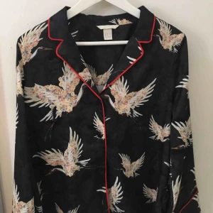  - Fin skjorta/blus i skönt pyjamasliknande material. Använd endast en gång!! 🕊