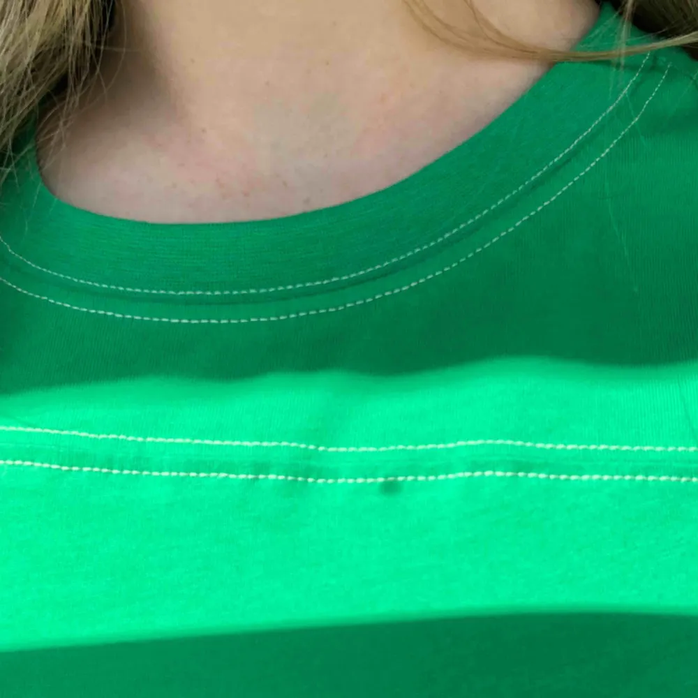 Trendig grön cropped t-shirt med synliga vita sömmar från Urban Outfitters och är slutsåld där. Ordinarie pris, över 300. Använd fåtal gånger. Köpare står för frakt, 50 kr❤️. T-shirts.