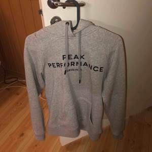 En grå peak performance hoodie som är snygg, skön och sitter bra. Priset kan diskuteras 