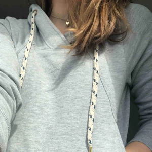  - Mjuk och skön tröja med luva. Använd en del men sitter fortfarande bra. Sälj då jag behövde rensa i garderoben   Priset kan diskuteras men frakt tillkommer och jag tar swish :)  