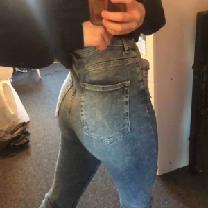  - Superfina jeans! Hög midja, frakt tillkommer💕