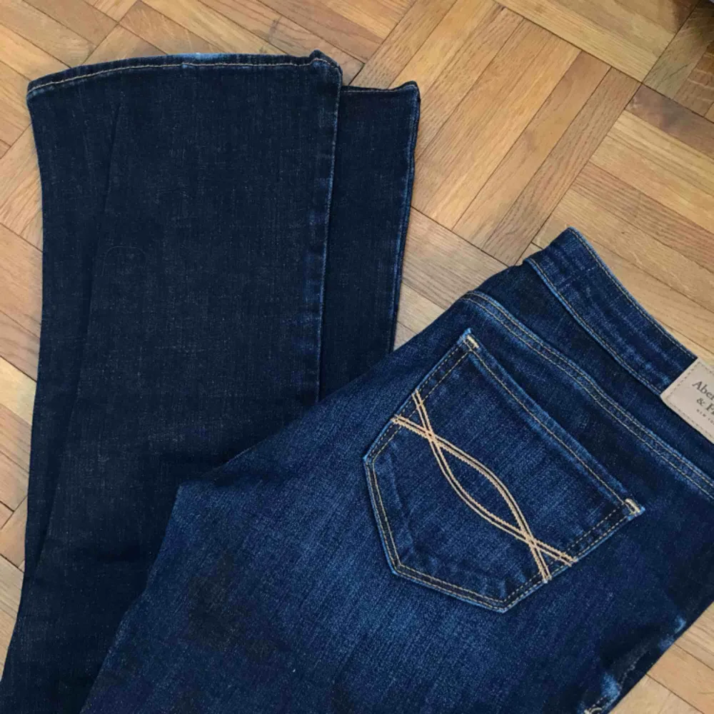 Skitsnygga bootcut jeans ifrån Abercrombie & Fitch. Aldrig använda. Nypris var 1000kr💘. Jeans & Byxor.