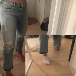  - snygga jeans från Calvin Klein! Köpta för över 1000 kr och aldrig Använda! Har snygga detaljer som hål på knäna och mörkblåa längst nere på byxorna! Är som en S/M och jag är 160 cm lång och det passar mig! Det sitter jätteskönt! Frakten betalar man själv