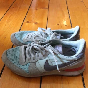 - Supersköna våriga sneakers som inte kommer till användning längre. Behöver en tvätt men annars i bra skick! Kan mötas upp i Gbg annars tillkommer frakt✨