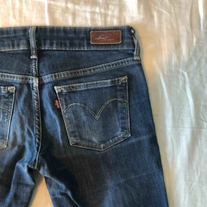  - Vintage Levi’s jeans i superfint skick, straight modell, liten i storleken, hör av er vid eventuella frågor!