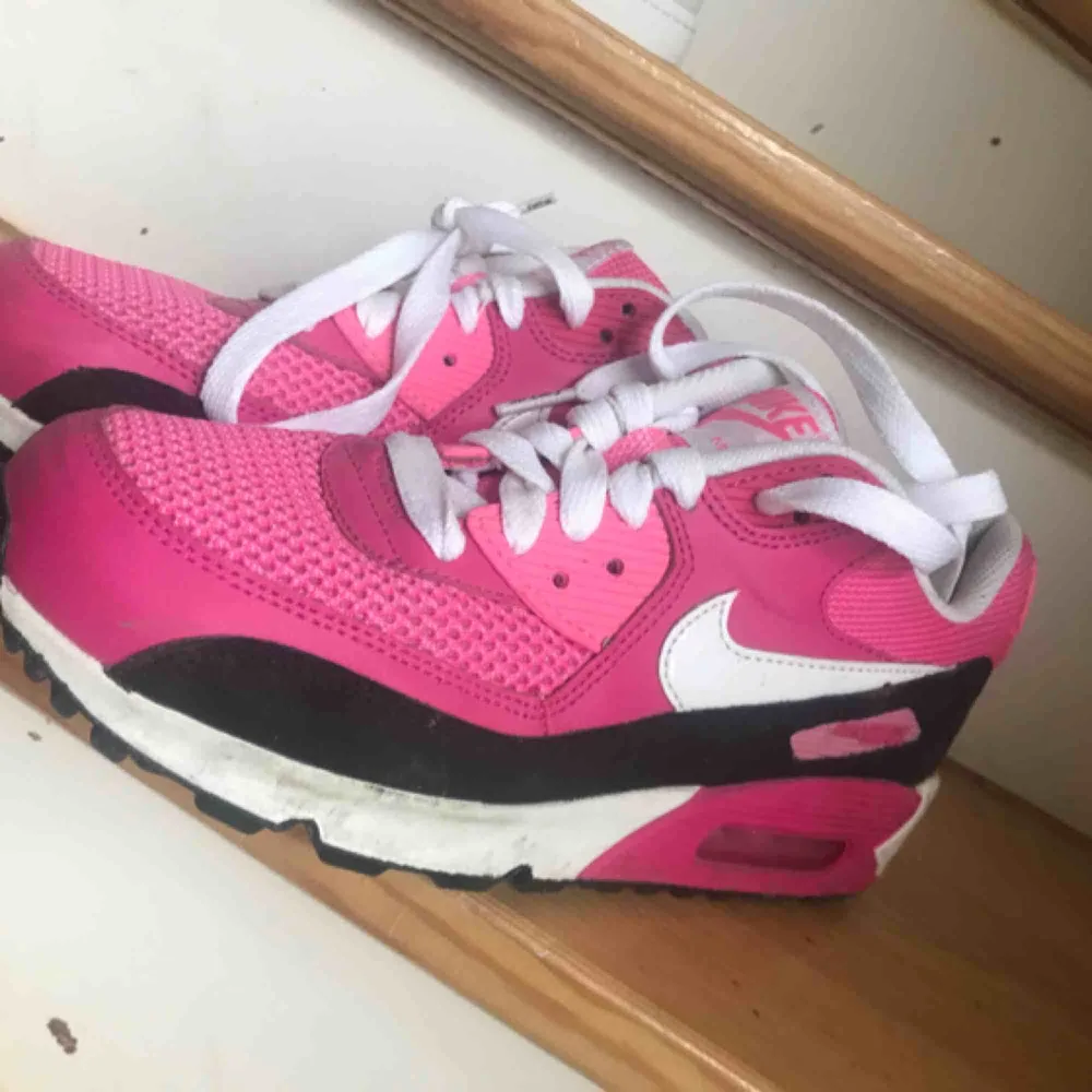 Har själv storlek 37  Använda en gång enbart!    Äkta Air Max   Obs ! Du får även de rosa skosnörena på köpet för de hör ihop med skorna . Skor.