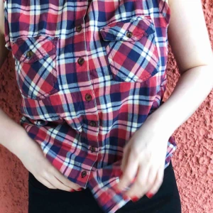  - Skitsnyggt skjortlinne, eller vad man ska kalla det! Köpt på Carlings och är perfekt till sommaren. Den behöver lite mer kärlek! Pris kan diskuteras. Kan fraktas, betalning sker via Swish ✨ Nypris 299:-