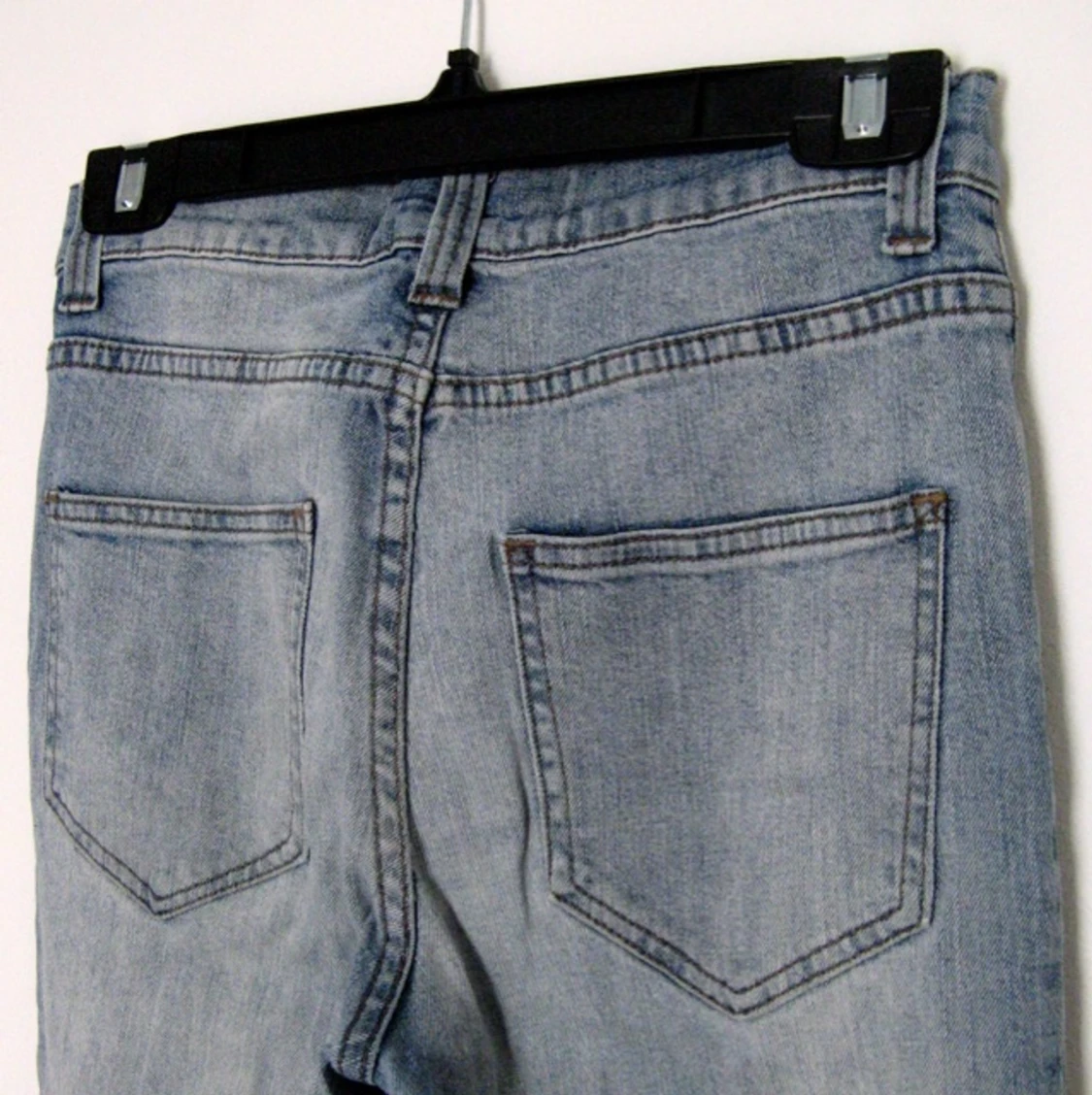 Ljusblå jeans med hög midja