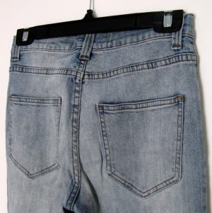 Ljusblå jeans med hög midja - Ljusblå jeans med hög midja