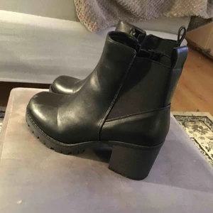  - Boots med 5-6 cm klack, oanvända endast testade. 