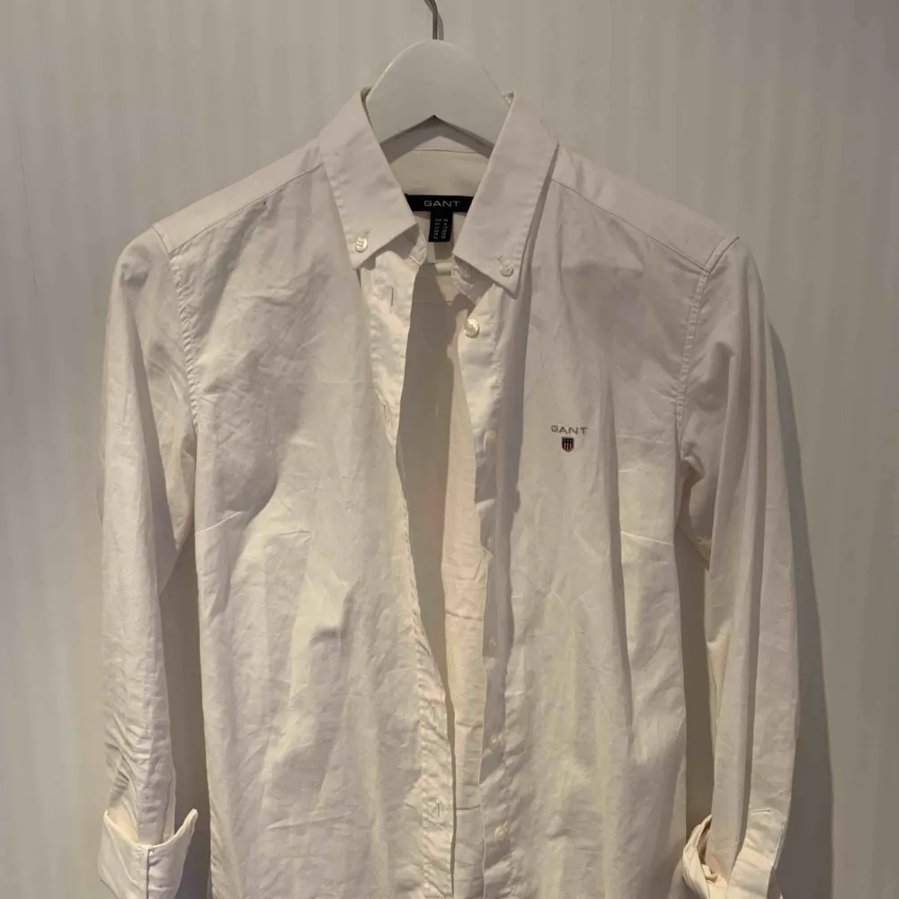 Snygg, enkel, vit gantskjorta. Skönt material, sparsamt använd ❣️✨   Priset inkluderar ej frakt. . Skjortor.