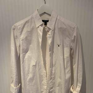 Snygg, enkel, vit gantskjorta. Skönt material, sparsamt använd ❣️✨   Priset inkluderar ej frakt. 