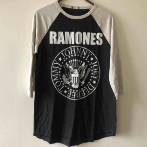  - Halvlånga armar. Nyskick. Kan hämtas i Uppsala eller skickas mot fraktkostnad 39 sek 