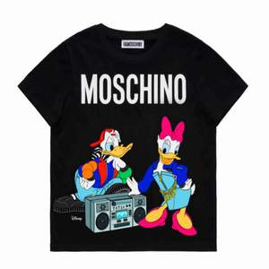 Säljer min älskade h&m x moschino T-shirt Slutsåld och finns längre ej att köpa Storlek:S står ek för frakten🥰
