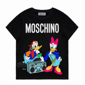  - Säljer min älskade h&m x moschino T-shirt Slutsåld och finns längre ej att köpa Storlek:S står ek för frakten🥰