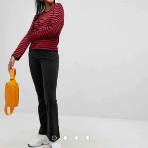 - Säljer dessa manchester bootcut från Monki! Har inga bilder på eftersom de har blivit försmå i rumpan😥 använda fåtal ggr, så fint skick! Hör av dig vid frågor😊💘