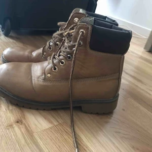  - Snygga stövlar från skopunkten köpta för 299kr. Snören är lite konstiga men de går fortfarande att använda. Kan mötas i Norrköping, Tranås och eventuellt i Linköping. Kan sänka priset vid snabbaffär!