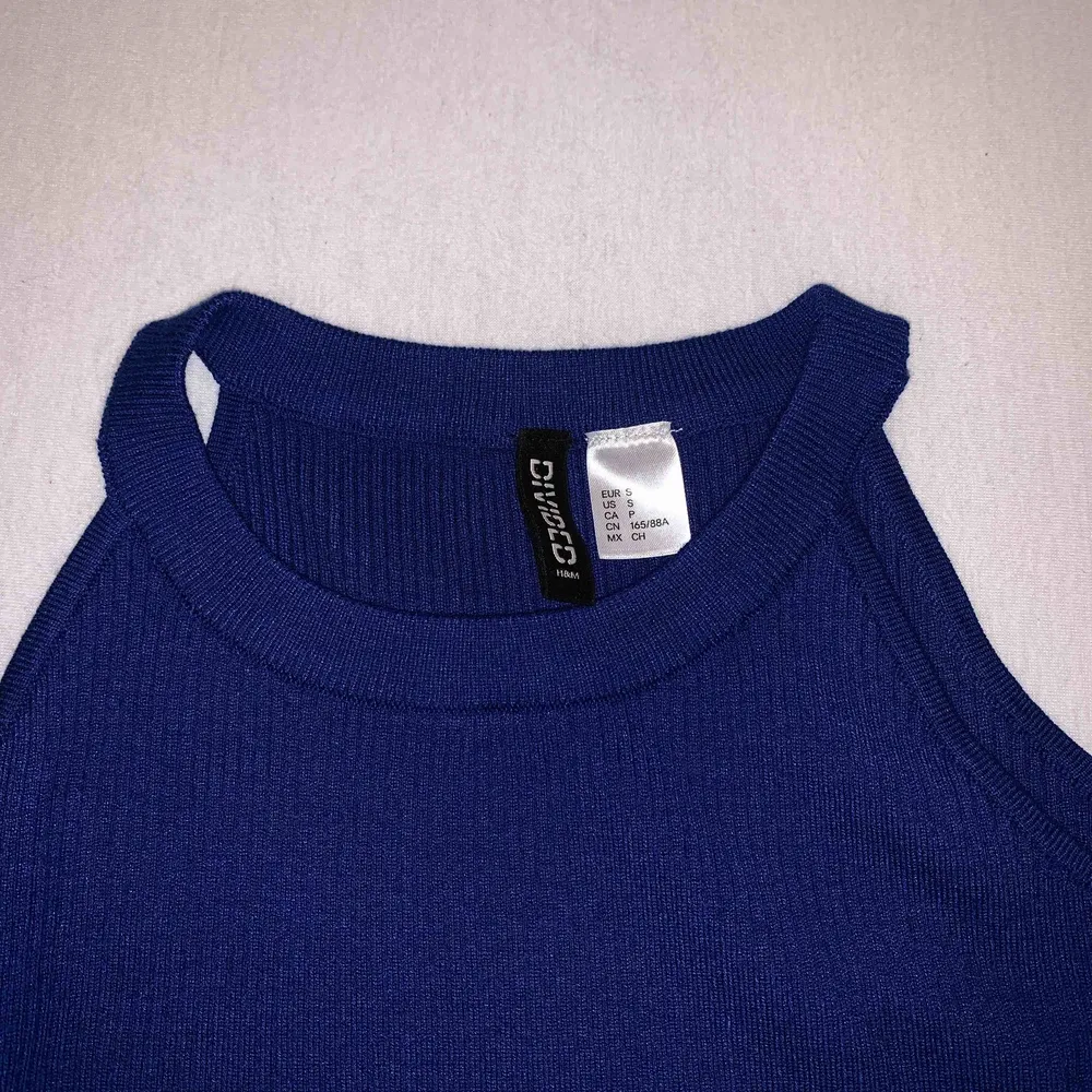 En blå ribbad långärmad tröja med hål vid axlarna från H&M. Aldrig använd. . Toppar.