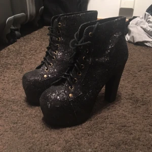  - Äkta Jeffrey Campbell skor i storlek 36. Sparsamt använda. 450kr exkl frakt.