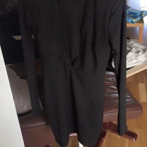  - Aldrig använd. Svart klänning med djup v-urringning. "The perfect little black dress ;)" 